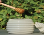 خرید پستی  ظرف عسل خوری سرامیکی درب دار با قاشق چوبی